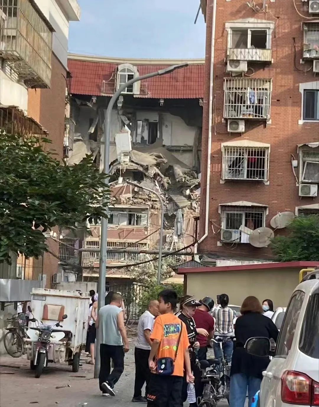 大连八一路爆炸事故回顾“5楼孩子掉进3楼 80后军人逆行救人”_其它_长沙社区通